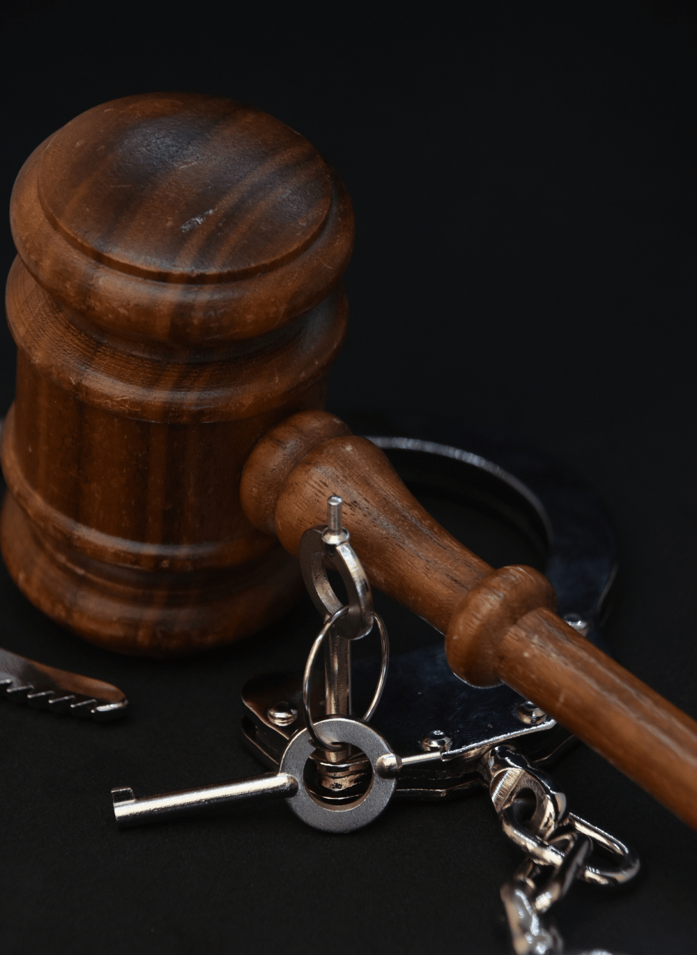 Gavel and Handcuffs | How to Choose a Criminal Defense Lawyer | Greg Klebanoff, Attorney